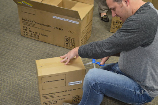 Brant beim auspacken der ersten Lieferung von Developer Kits aus dem Testlauf.